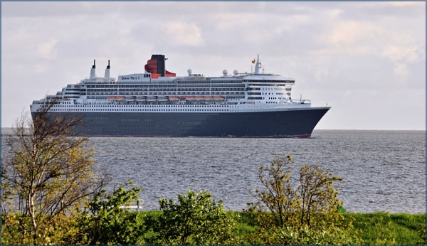 Queen Mary vor der Kurparkresidenz Cuxhaven